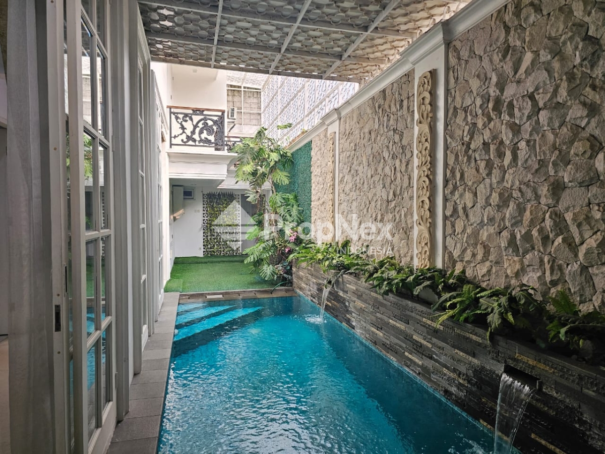 Rumah Mewah luas dengan Swimming Pool & Rooftop di Tebet — foto 9